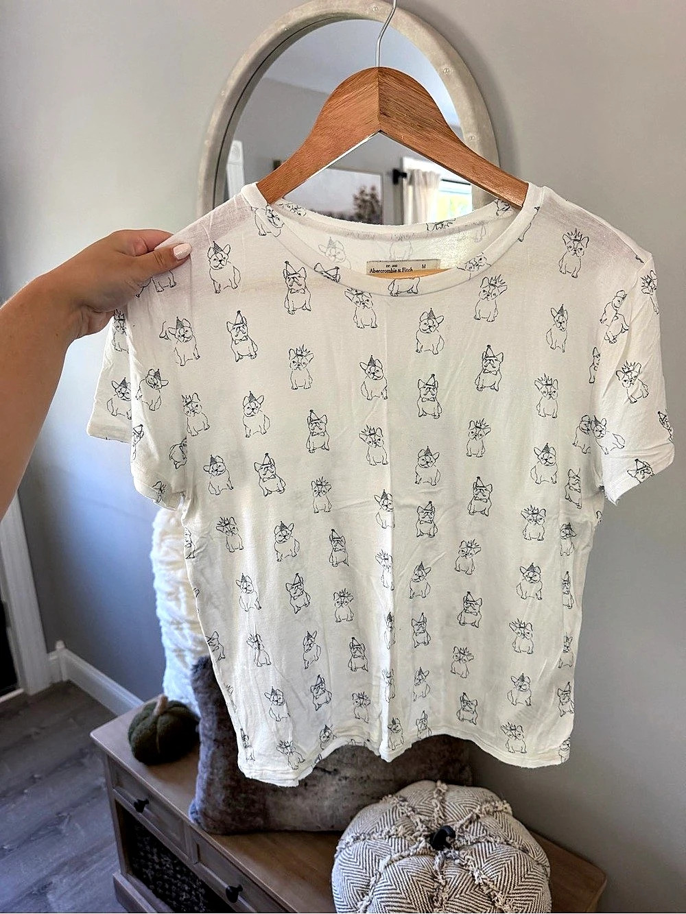 Abercrombie & Fitch Animal Print Tee in White Size Medium Like New